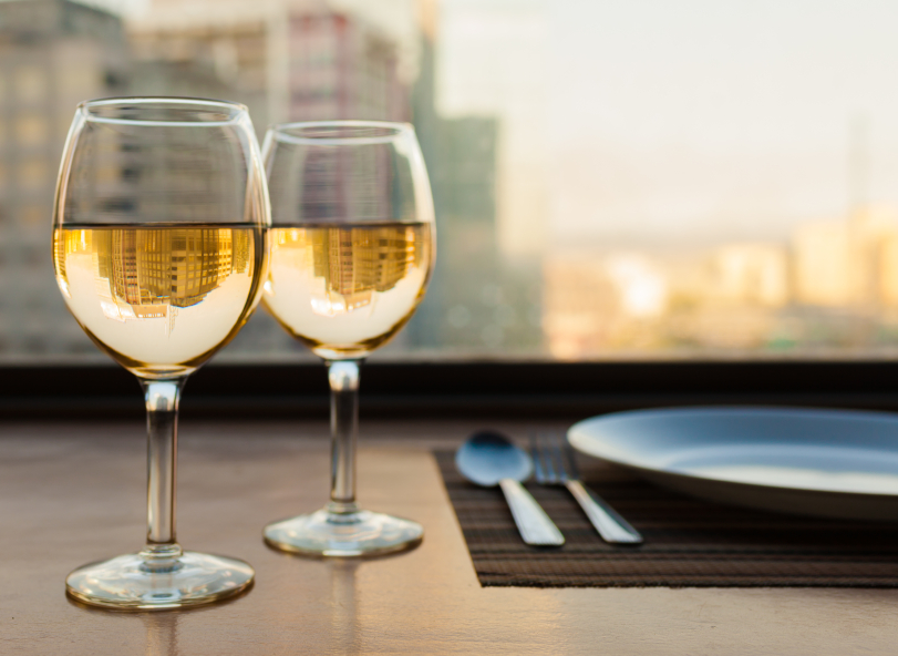 Elegant-White-Wine-iStock_000057335908_Small