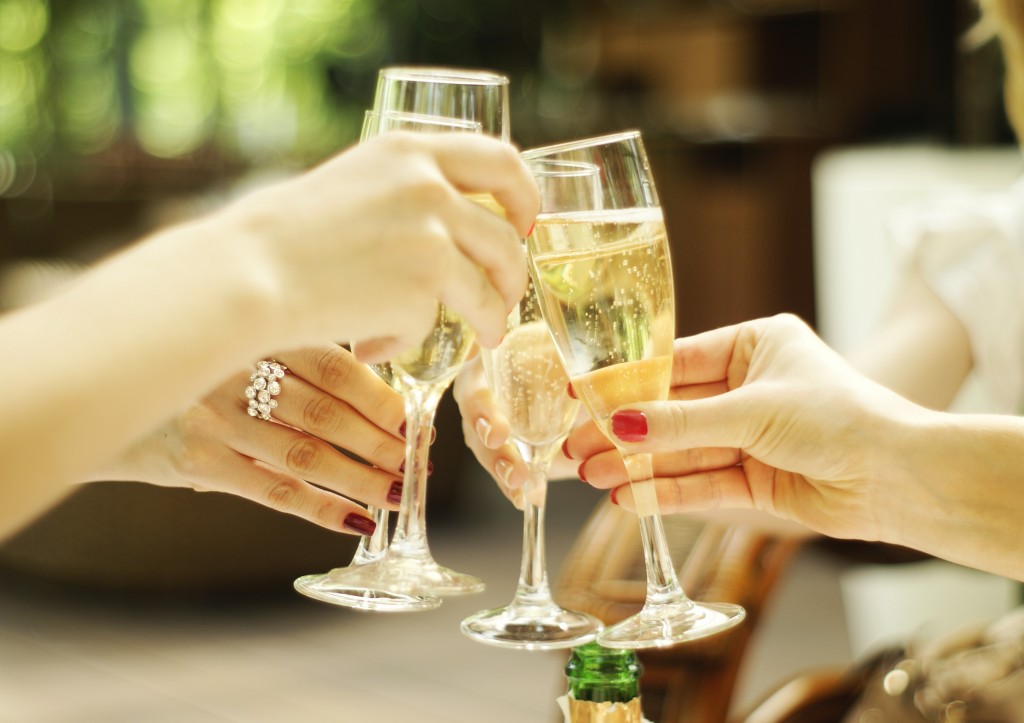 clinking-glasses-of-champagne-1024x723